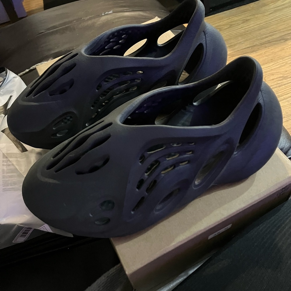 Yeezy foam women’s size 7 in women’s too big for me in great condition